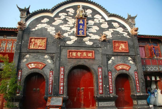 他出生于辽宁，是《亮剑》中丁伟的直接领导，曾长期在河北抗战