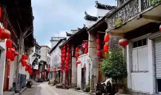 13岁喂猪,一夜爆红后被张艺谋劝退的“谋女郎”,现在变成了这样